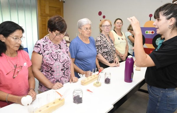 Adultos mayores exploran el Centro de Innovación